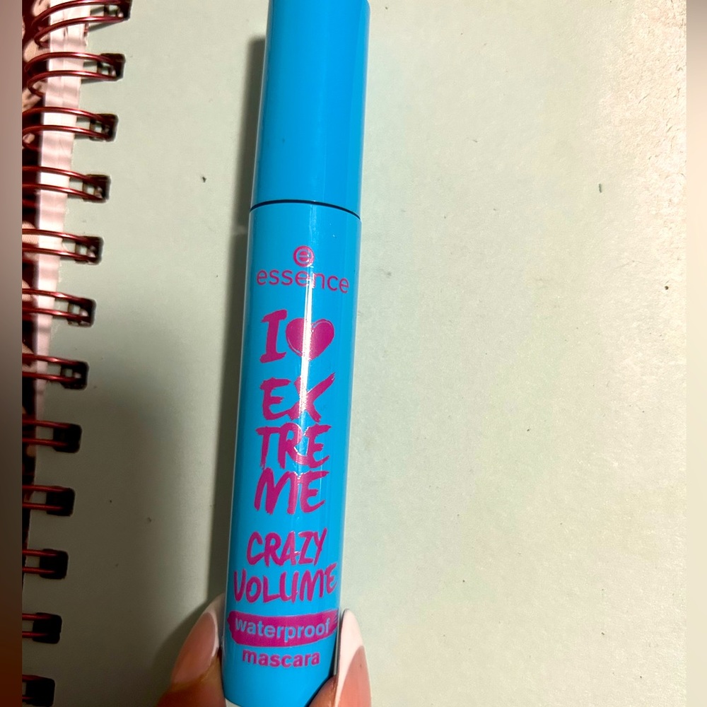Sealed Brand New Essence I <3 Extreme Crazy Volume Waterproof Mascara